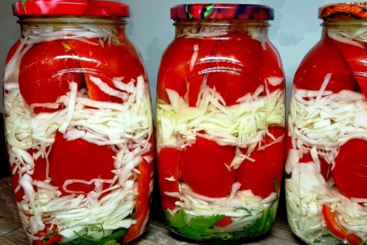 Eingelegter Kohl mit Tomaten und Aspirin