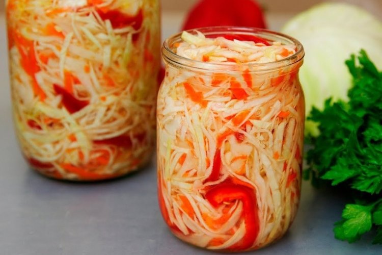 Eingelegter Kohl mit Paprika für den Winter