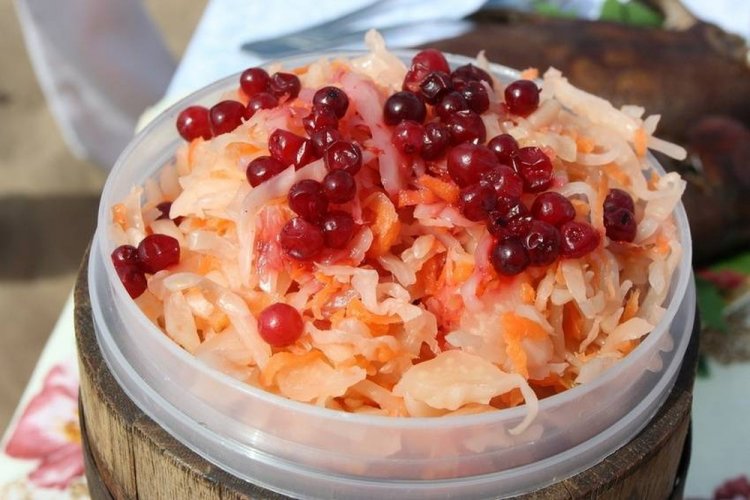 Eingelegter Kohl mit Preiselbeeren für den Winter