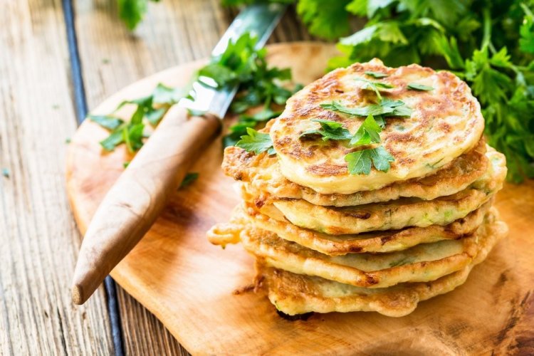 Zucchini-Fladenbrote mit Käse