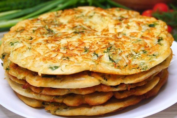 Zucchini-Fladenbrote mit Sauerrahm