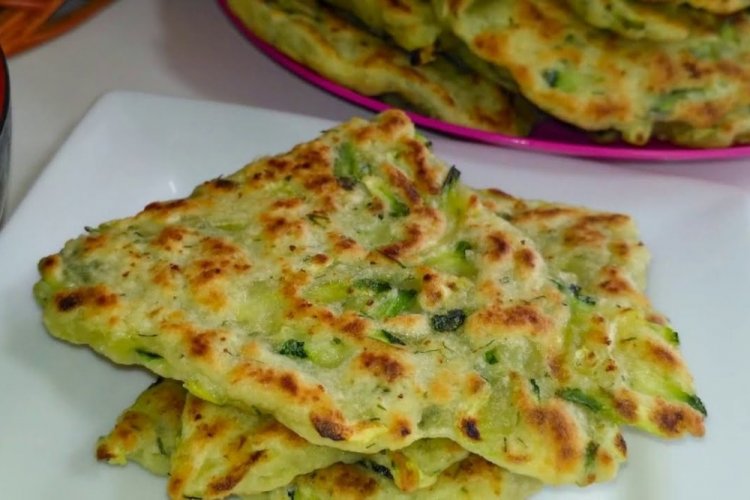 Zucchini-Fladenbrote mit Zwiebeln
