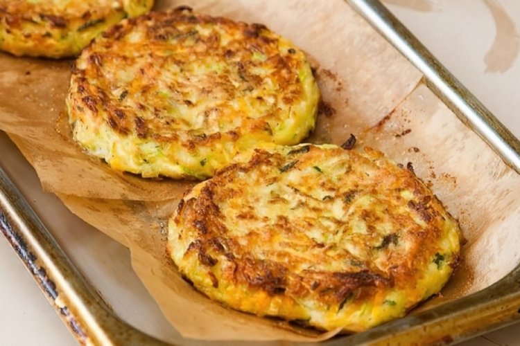 Zucchini-Fladenbrote aus dem Ofen