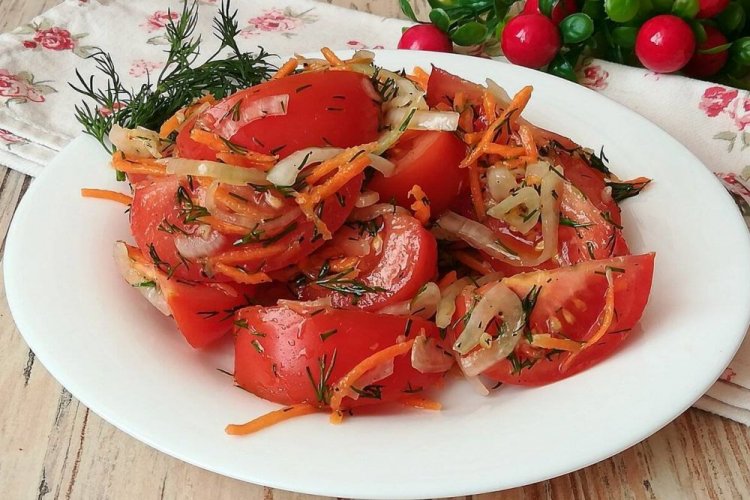 Korean-Style Tomatoes with Carrots and Onions for Winter