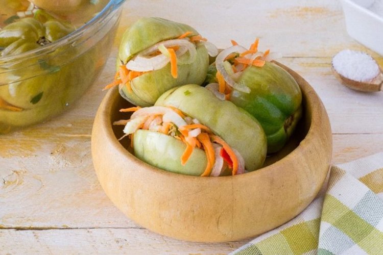 Green Korean-Style Tomatoes Stuffed with Carrots and Onions