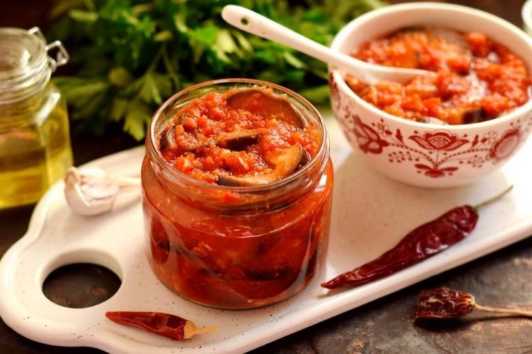 Berenjenas al estilo georgiano con chile picante y ciruelas
