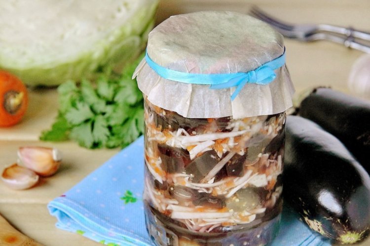 Berenjenas al estilo georgiano con col, chile picante y zanahorias