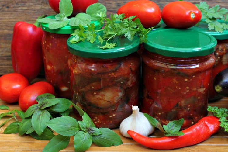 Aperitivo picante con berenjenas para el invierno