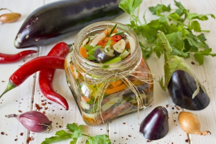 Berenjenas con zanahorias, apio, chile picante y cebolla