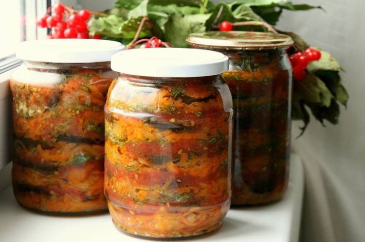 Berenjenas al estilo georgiano con zanahorias, cilantro y tomates
