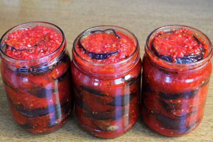 Berenjenas al estilo georgiano en salsa de tomate espesa para el invierno
