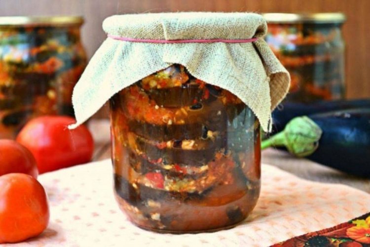 Berenjenas fritas al estilo georgiano con cebolla y chile picante