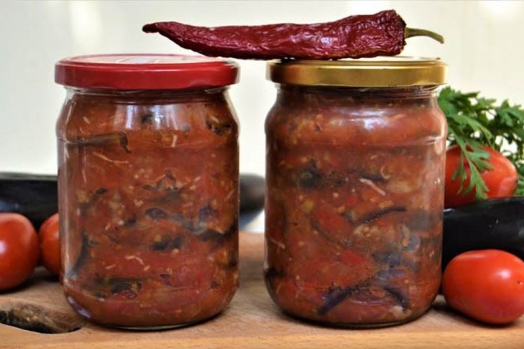 Berenjenas al estilo georgiano con tomates, chile picante y ajo