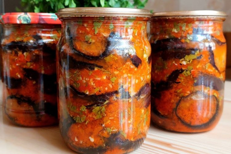 Berenjenas fritas al estilo georgiano en salsa picante