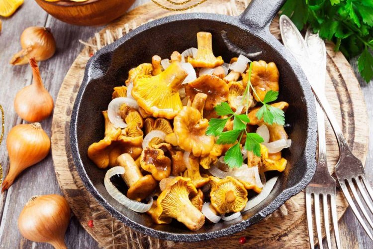 Crunchy Marinated Chanterelles for Winter