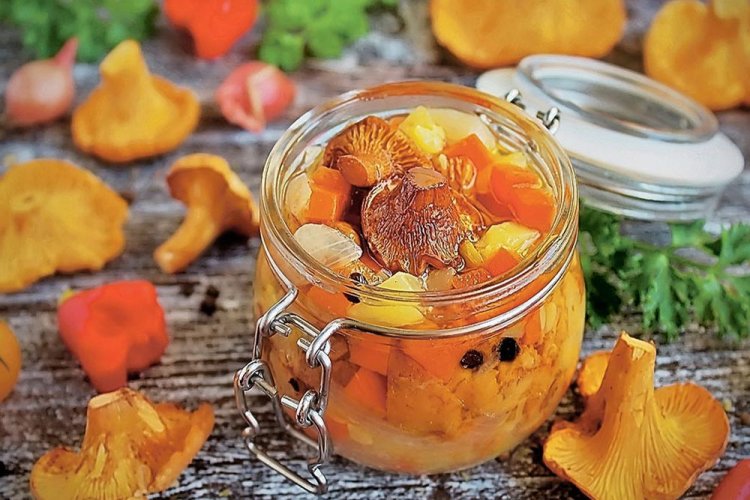 Marinated Chanterelles with Carrots and Onions for Winter