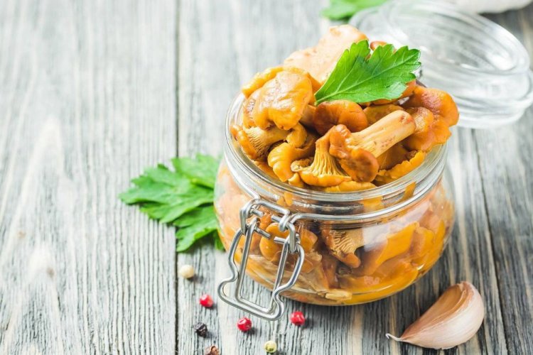 Marinated Chanterelles with Citric Acid and Garlic