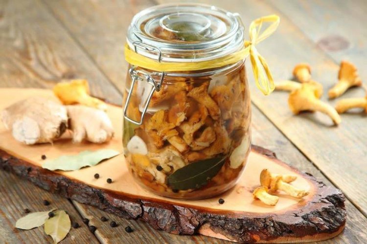Marinated Chanterelles with Ginger and Garlic