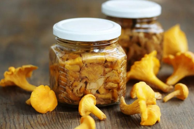 Marinated Chanterelles with Lemon Juice