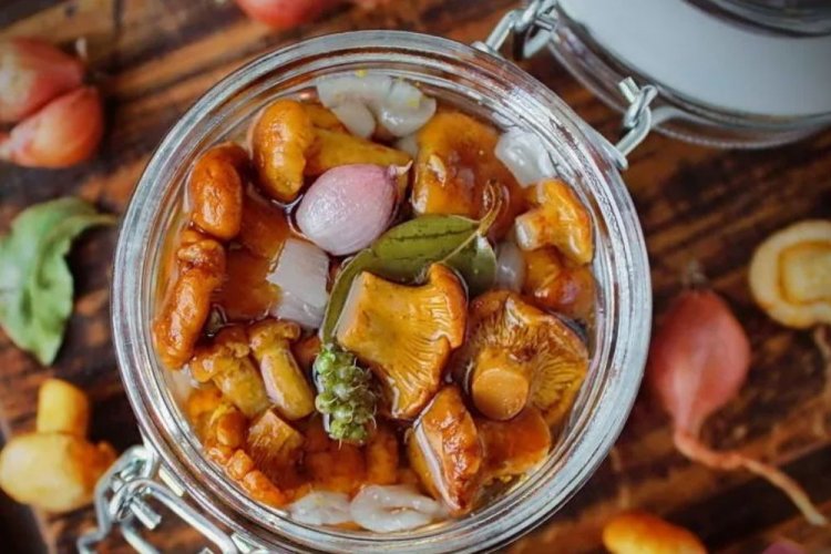 Chanterelles Marinated with Onion and Garlic