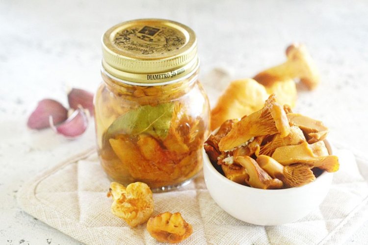 Chanterelles Marinated with Garlic in Oil