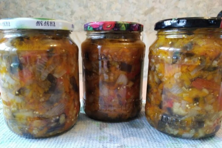 Ensalada de calabacín y berenjena con tomates para el invierno