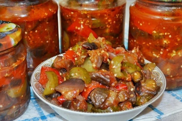 Ensalada de calabacín y berenjena con pepinos para el invierno