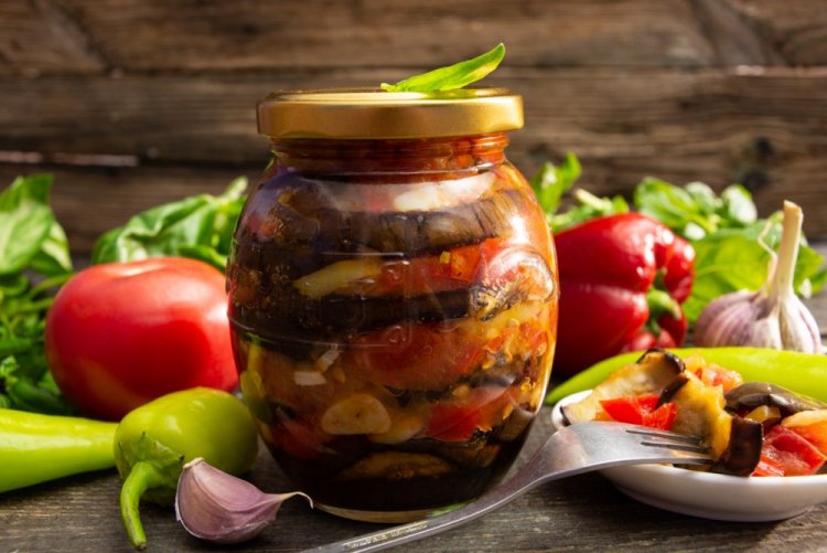 Ensalada de calabacín y berenjena asados para el invierno