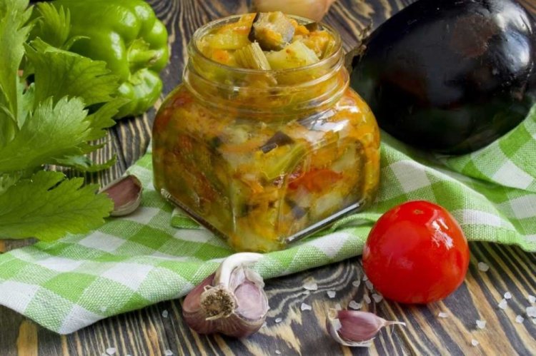 Ensalada de calabacín y berenjena con manzanas para el invierno