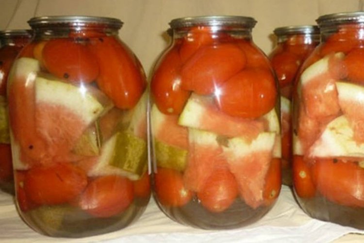 Sandías encurtidas con tomates en frascos