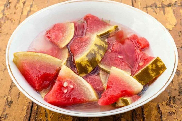 Sandías encurtidas con albahaca para el invierno