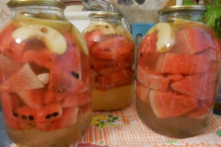 Sandías encurtidas con manzanas en frascos