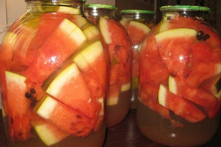 Sandías encurtidas con vinagre de manzana para el invierno