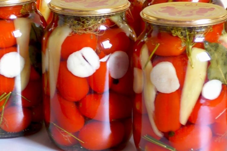 Tomates con pimiento morrón y ácido cítrico