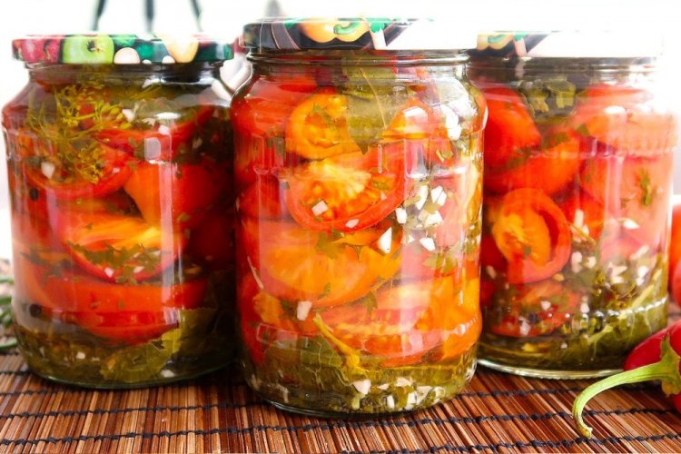 Tomates en gajos con ácido cítrico para el invierno