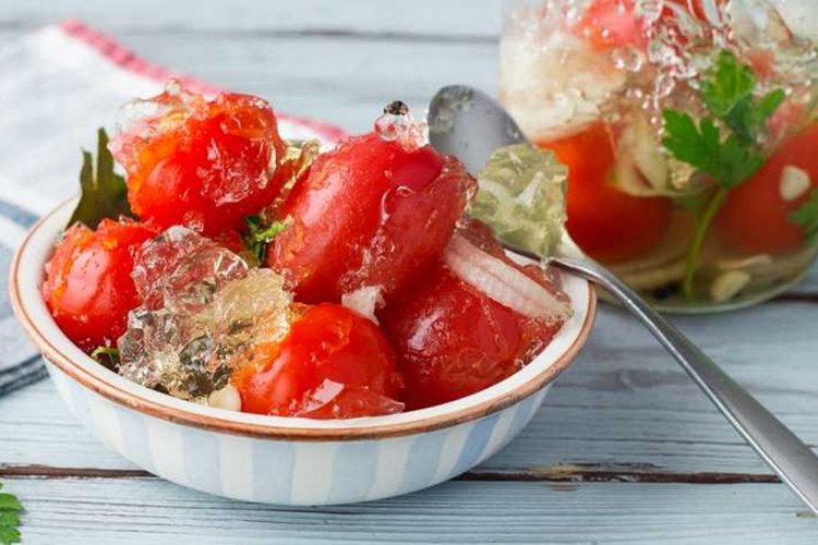 Tomates en gelatina con ácido cítrico
