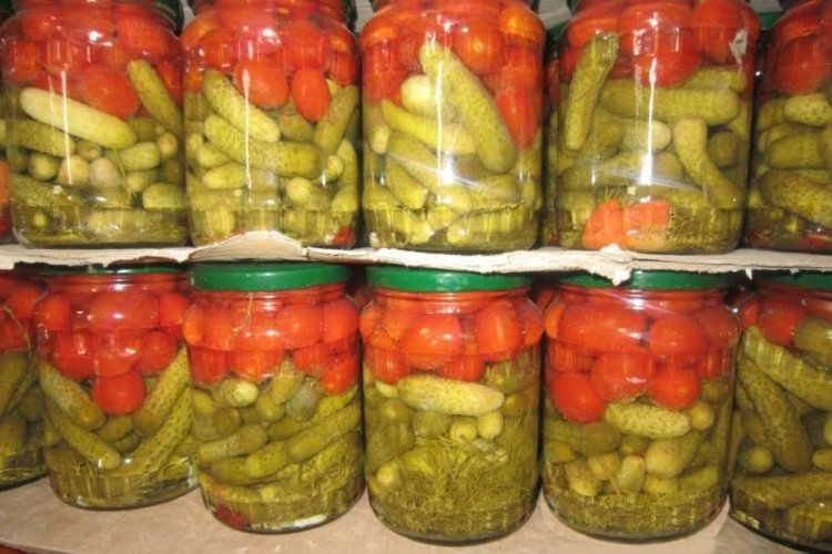 Tomates y pepinos con ácido cítrico para el invierno