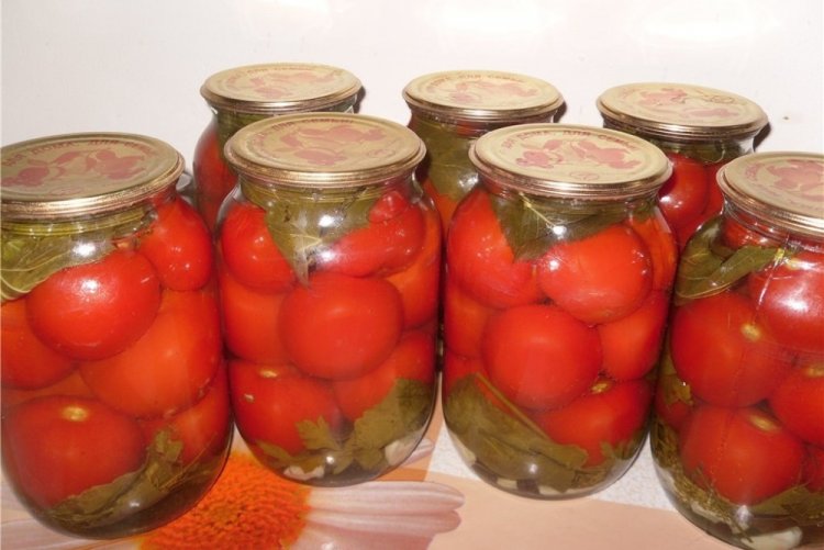 Tomates con hojas y ácido cítrico para el invierno
