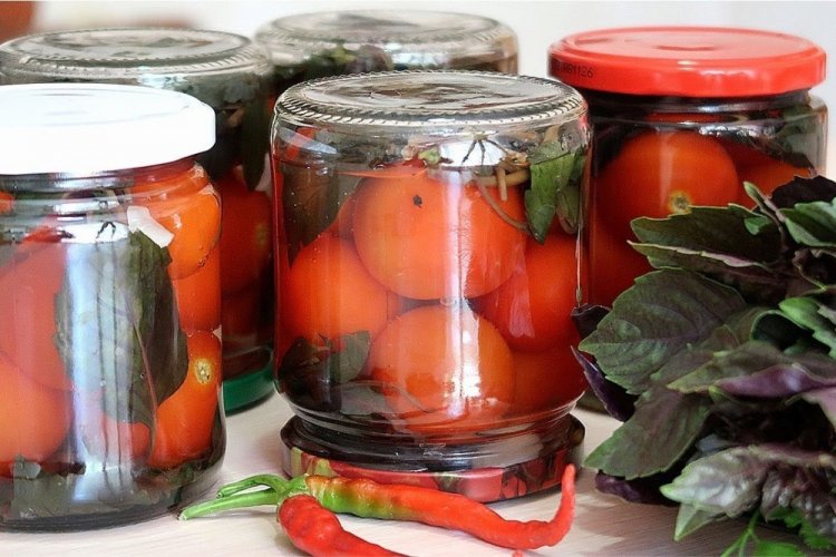 Tomates con albahaca y ácido cítrico para el invierno