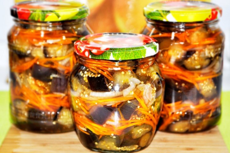 Berenjenas encurtidas con zanahorias para el invierno