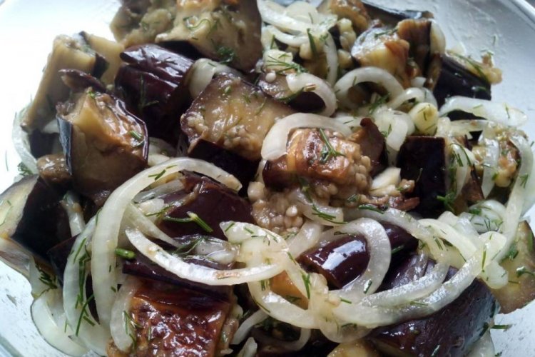 Berenjenas encurtidas con cebolla y aceite vegetal