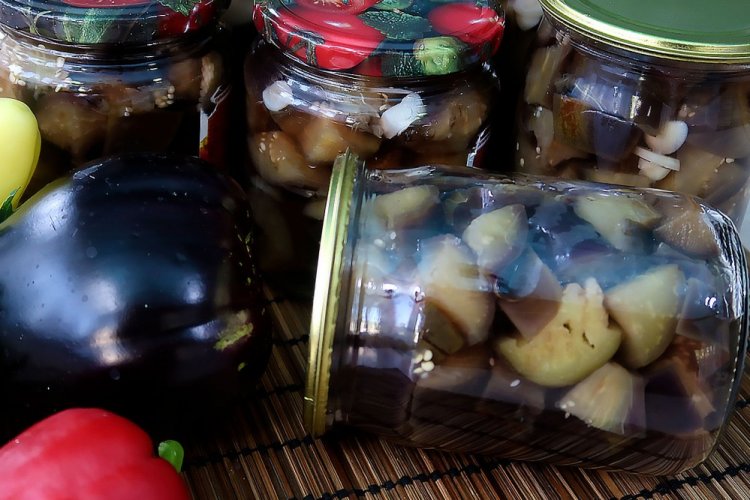 Berenjenas encurtidas al estilo azerbaiyano para el invierno
