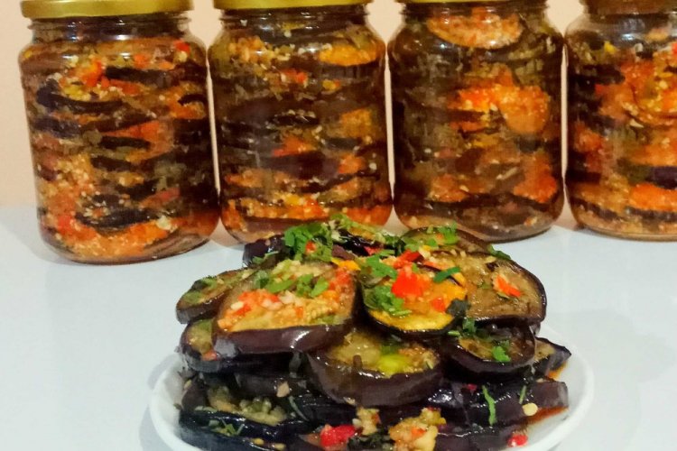 Berenjenas encurtidas con pimiento picante y perejil