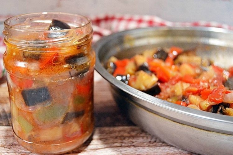 Berenjenas fritas con pimiento morrón para el invierno