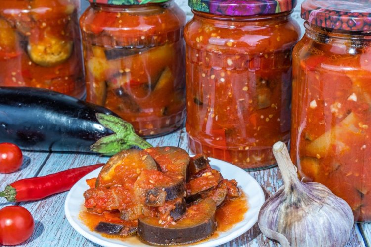 Berenjenas fritas con tomates para el invierno