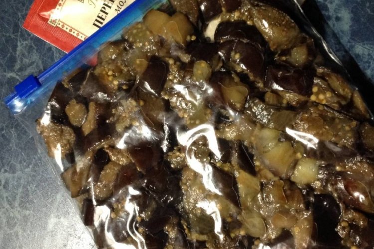 Berenjenas fritas congeladas para el invierno