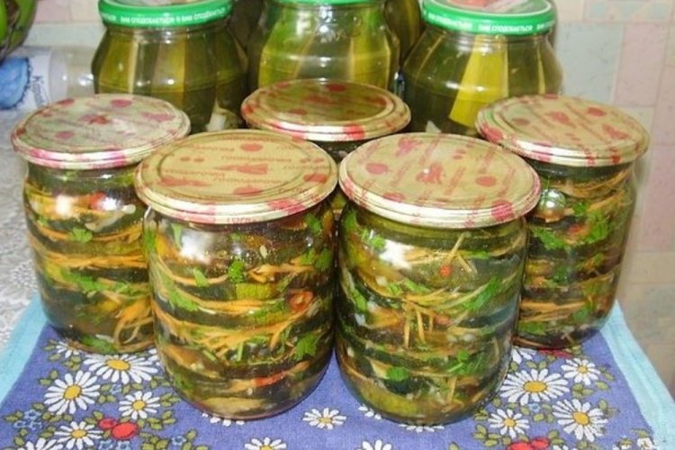 Salat mit gebratenen Zucchini für den Winter