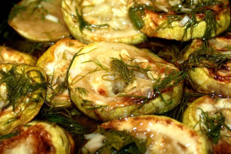 Gebratene Zucchini mit Kräutern für den Winter