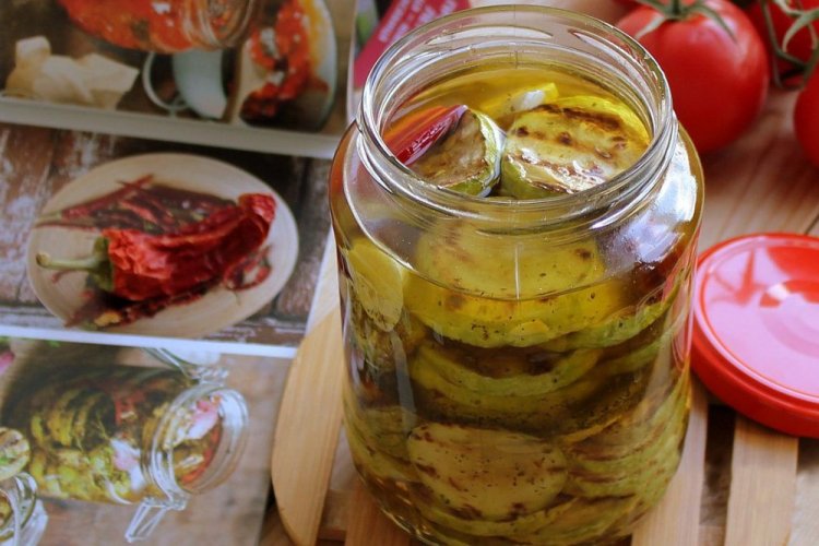 Scharfe gebratene Zucchini für den Winter