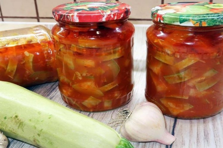 Gebratene Zucchini in Tomate für den Winter